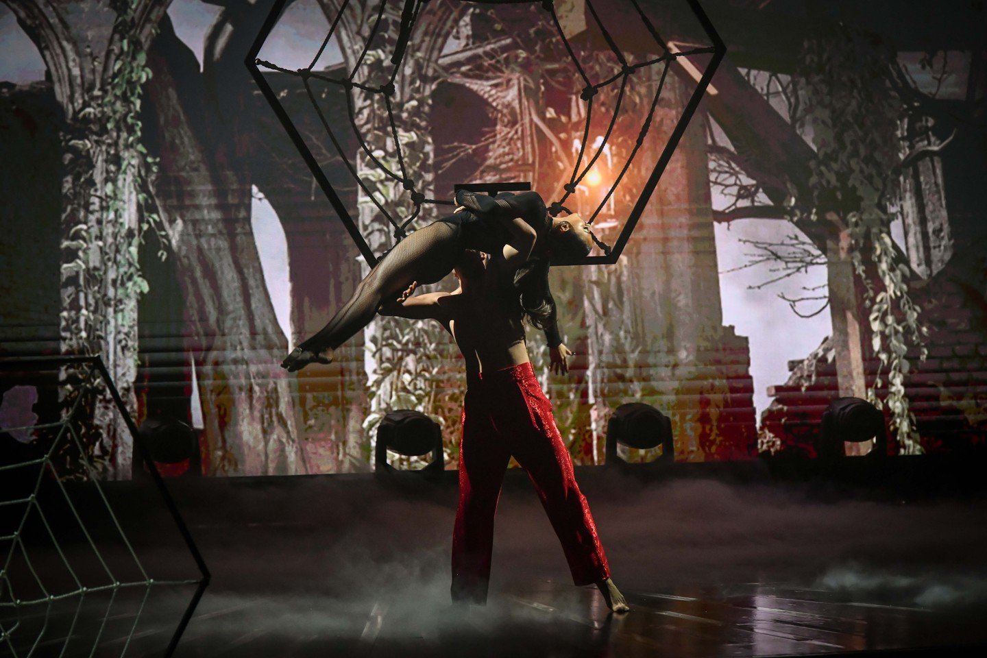 Ha a bizalmat le lehet írni mozdulatokkal, akkor valahogy így nézne ki Hegyes Berci és Mihályfi Luca értelmezésében