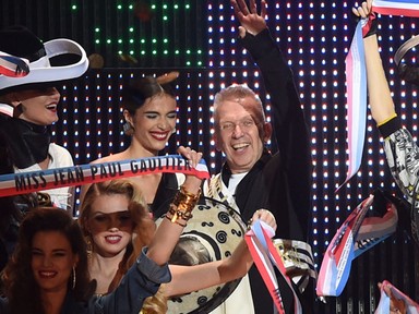 Ha ilyen a vég, nekünk tetszik! Gaultier elképesztő show-val búcsúzott