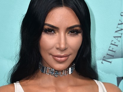 Az emberek meg vannak győződve, hogy Kim Kardashian karját photoshopolták ezen a képen