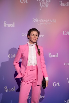 Bach Kata egy rózsaszín nadrágkosztümöt viselt a Glamour Women of the Year gálán