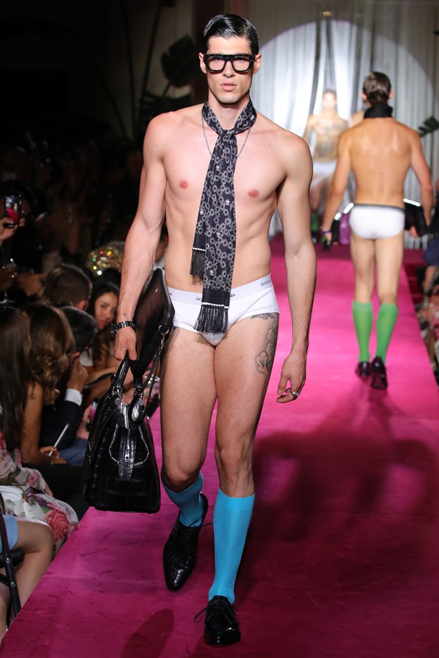 Meztelen felsőtestű félisteneken csorgathatták a nyálukat a Dolce & Gabbana bemutatón a vendégek