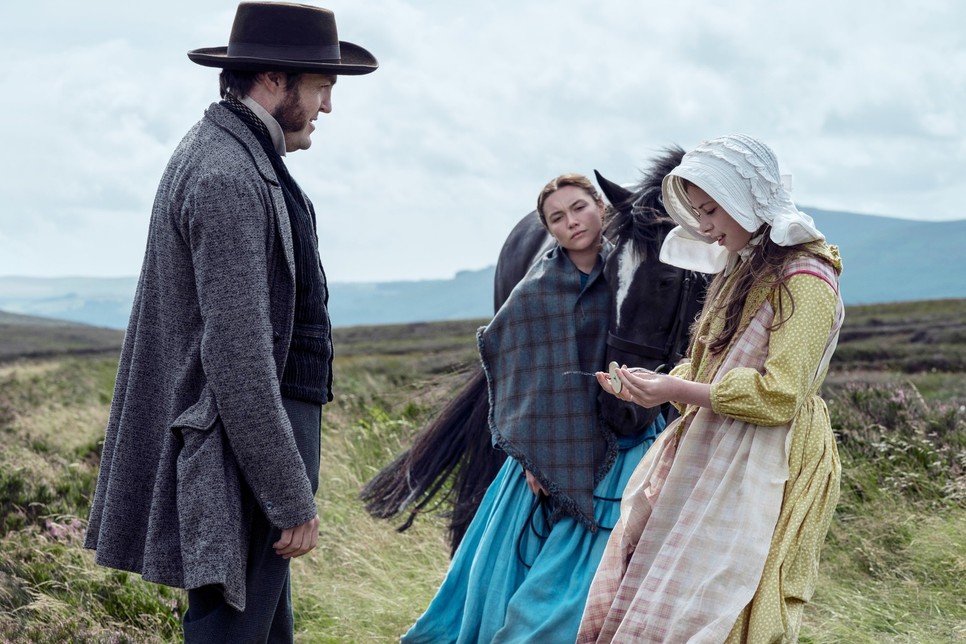 Tom Burke és Florence Pugh kettőse az első pillanattól tökéletesen működik A csoda című filmben