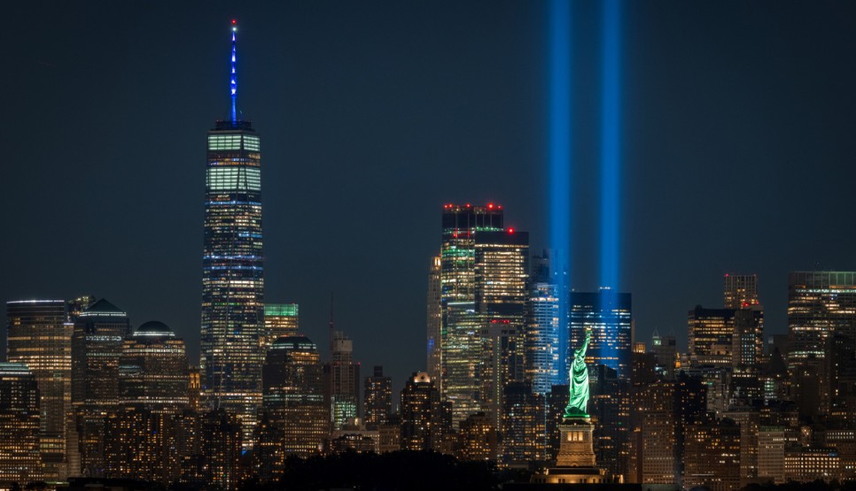 New York, mindig zajos, pezsgő város, ám szeptember 11-én meghitt nyugalom árad a levegőben