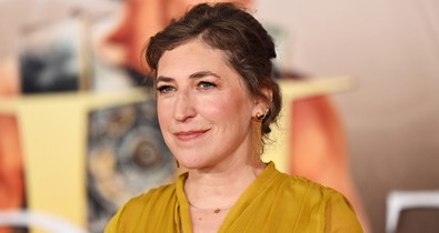 Így néz ki ma az Agymenők Amy-jét alakító színésznő, Mayim Bialik: 49 évesen talán most a legszebb életében