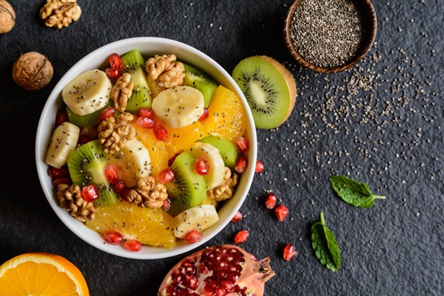 A forró hónapok hűsítő finomsága ez a mennyei gyümölcssaláta