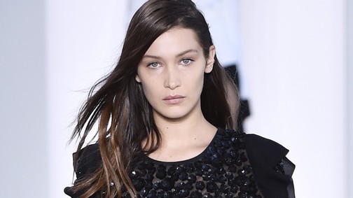 Hatalmasat esett a sztármodell a kifutón, de zseniálisan reagálta le