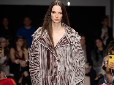 Szarvas Valentin bemutatóján a csendtől volt hangos a kifutó, tarolt a fiatal tervező kollekciója 