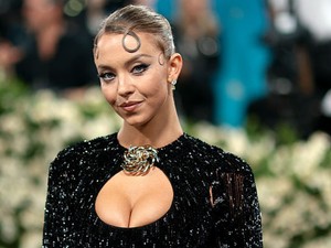 Ez a férfi rabolhatta el Sydney Sweeney szívét, romantikus randevún kapták őket lencsevégre