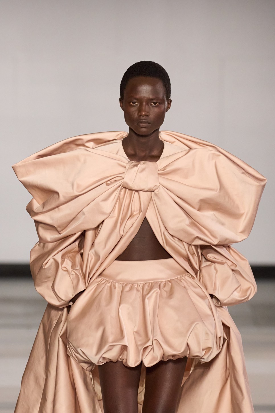 Ez a régi új hullám a merészség és az egyediség ünneplését hozza el, megnyitva az utat az olyan különleges stílusok előtt, mint a Rocha 2025-ös tavszi-nyári kifutóján látott hagymaszoknya