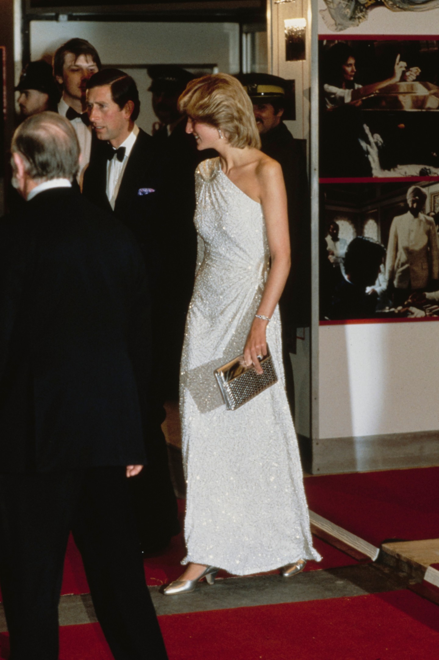 Diana hercegnő ezen ruháját egy japán tervező, HachiDiana tervezte! Az aszimmetrikus kialakítás ma is teljesen megállná a helyét. (A ruhát egyébként több mint 60 000 fontért árverezték el.)