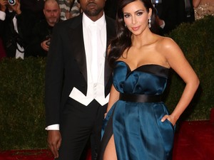 Kim Kardashian megpróbálta bevetni a Jolie-lábat