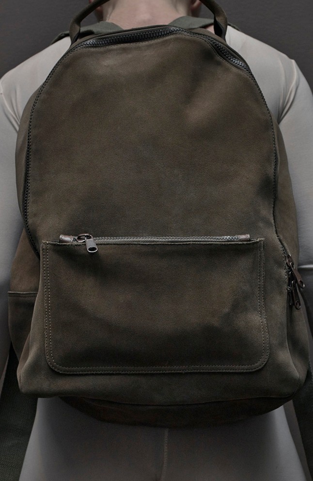 Szakadt harisnyák, szemét, fenékmutogatás és meztelenkedés Kanye West új kollekciójában