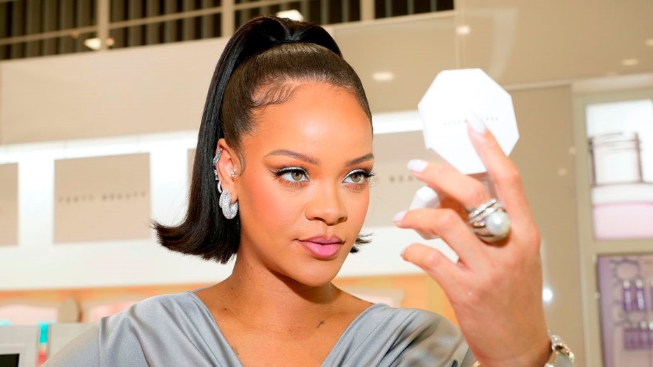 Rihanna lábujját gyémántgyűrű díszíti