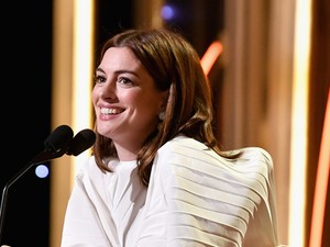 Na jó! Anne Hathaway haja sötétvörös, és szörnyen áll neki