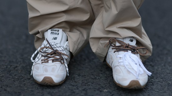 Pillanatok alatt fehér lesz még a legkoszosabb fehér tornacipő és sneaker is ettől a zseniális trükktől: szakértő mutatja meg a módszert, ami tényleg működik!