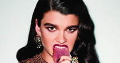 Brutális lakomával sokkol a modell