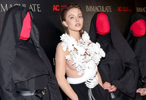 Sydney Sweeney melleit csak néhány aprócska virág takarta a vörös szőnyegen