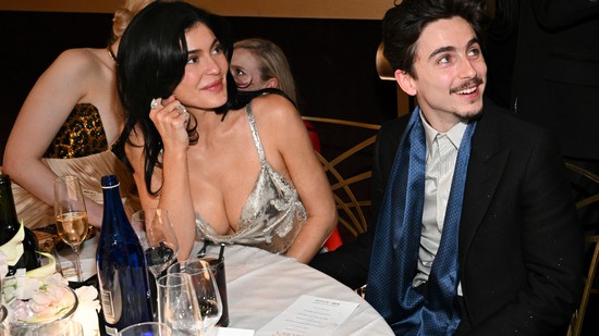 Forró csókban forrt össze Kylie Jenner és Timothée Chalamet: a Golden Globe vacsoráján bújt össze a pár