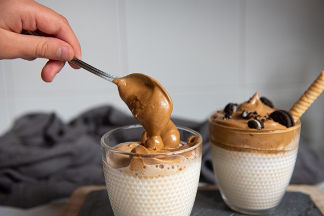 Emlékszel az internet legmenőbb kávéjára? Most a Dalgona alkoholos verziója hódít