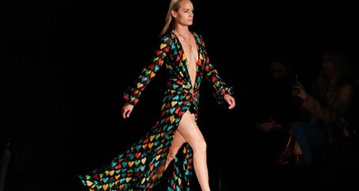 A Versace 20 évvel később újraálmodta Jennifer Lopez legendás meztelenruháját