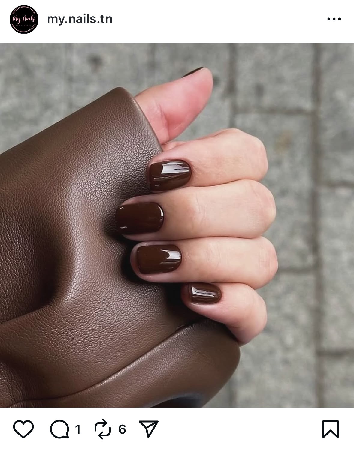 A mély kávébarna árnyalat, amely az eszpresszó és a mokka tónusait idézi, az év vége egyik legnagyobb kedvence. Ez a szín nyugalmat és kiegyensúlyozottságot sugároz, miközben tökéletesen illeszkedik az olyan őszi-téli ruhatár színeihez, mint a bézs, teve vagy szürke. Elegáns és sokoldalú választás, amely minden alkalomra tökéletes.