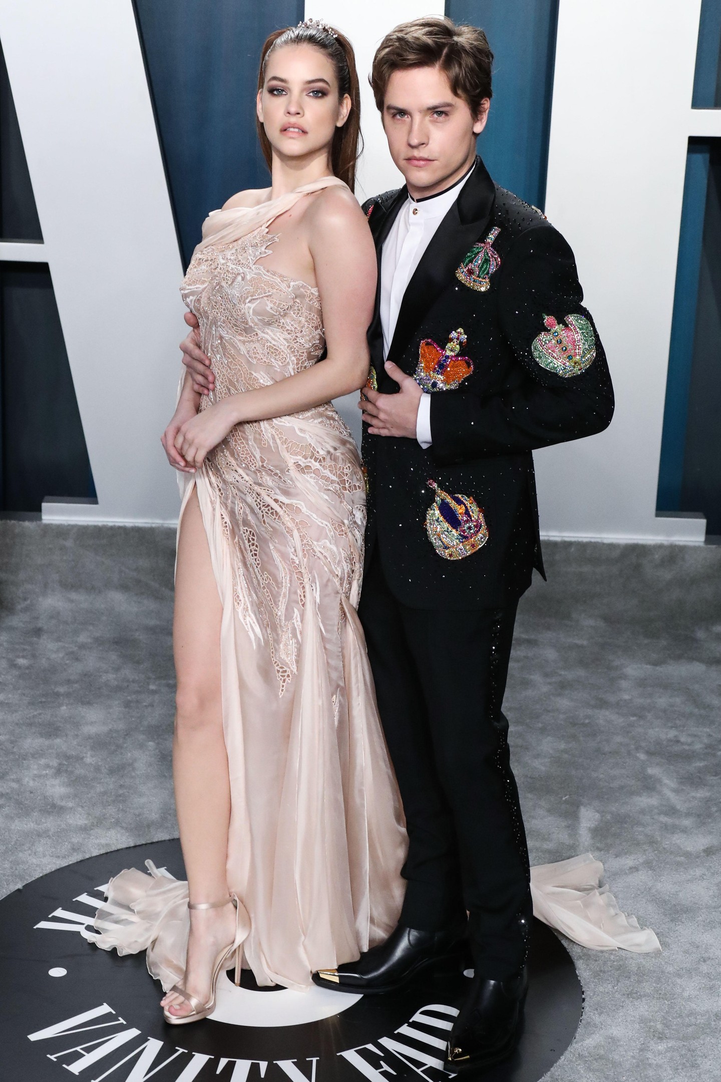 2020-ban már hosszabb hajjal, borosta nélkül feszített Palvin Barbi mellett a Vanity Fair Oscar Party-n. 