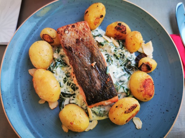 Grillezett lazacfilé mascarponés parajágyon, pirított fokhagymás burgonyával 3950 Ft