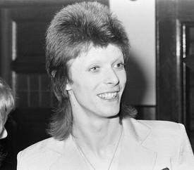 Nem volt olyan őrültség, amit David Bowie ki ne próbált volna, ez a frizura egyébként lángvörös, de azt már tényleg sokkoló lett volna megmutatni