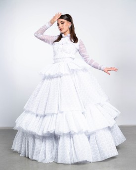 Sugarbird Logo & Bird – Egy igazi álomruha, amelyhez 608 méter csipketüllt használtak fel. Az ikonikus madármotívum finom fehér printként jelent meg az anyagon.