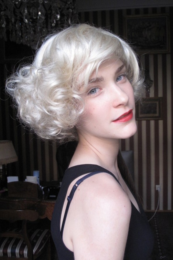 Kinga igéző kék szemeivel teljesen lenyűgöző Marilyn parókában.