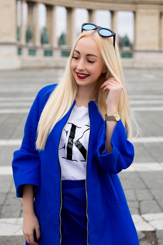 Kniezl Flóra tökéletesen kombinálja a kék és fehér színeket!