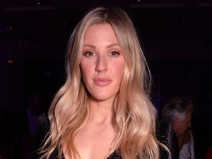 Ellie Goulding olyan kockás hasat villantott, hogy még Jennifer Lopez is csettintene