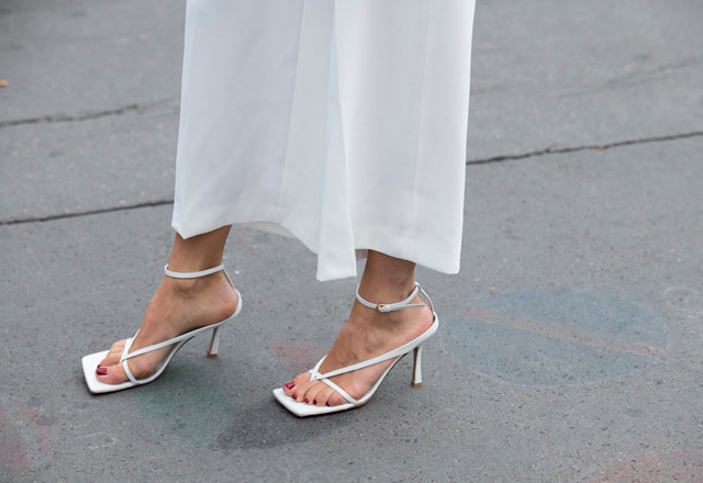 Hiperolcsó: szögletes orrú szandálok 5000 forint alatt