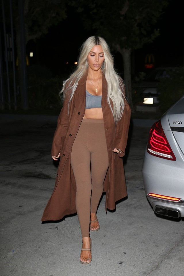 Őrület! Kim Kardashian 17 különböző szettbe öltözött át 24 óra alatt