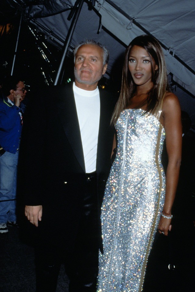 Met gála: Naomi Campbell egyik legfantasztikusabb belépője Gianni Versace oldalán 1995-ben.