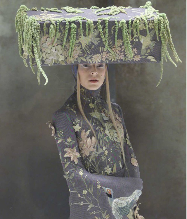 Japán selyemhímzés: Alexander McQueen 2001 Voss
