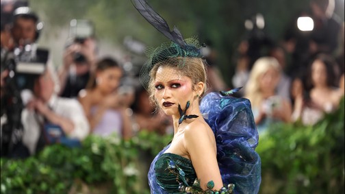 Elképesztő! Zendaya ruhájáról gyümölcsök lógtak a Met-gálán