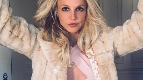 Na ne?! Az ott egy jegygyűrű Britney Spears ujján?