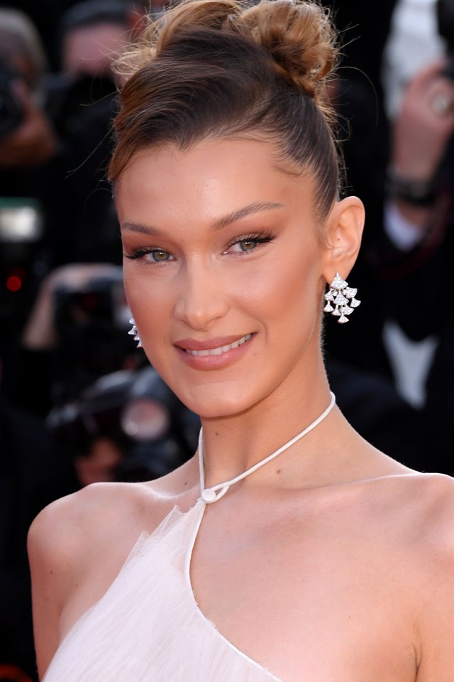Bella Hadid teljesen felismerhetetlen tejfölszőke hajjal