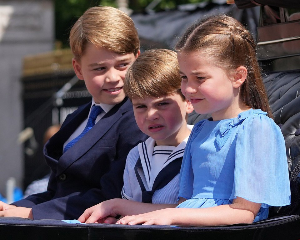  Nyitott hintón érkeztek II. Erzsébet dédunokái az ünnepségre