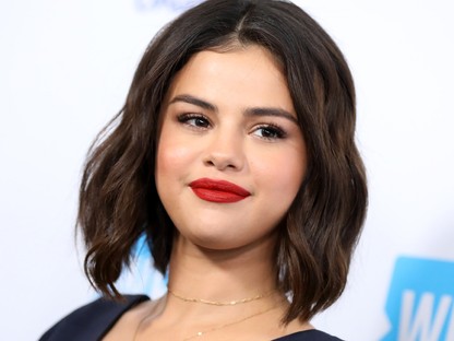 Selena Gomez megőrült! Szemgolyókat nyalogat és arcmaszkokkal fürdik