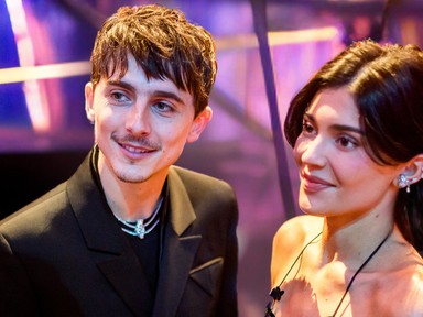 Kylie Jenner és Timothée Chalamet a Coachellán csókcsatázott, ettől garantáltan zavarba jössz