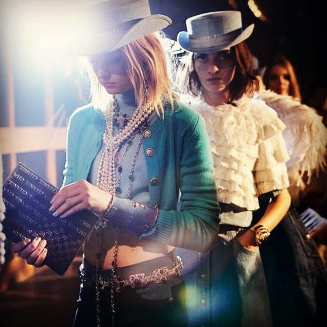 A backstage-ben már sorakoznak a modellek.