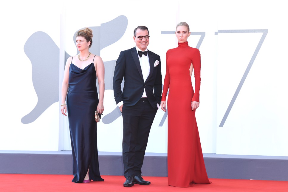 Mundruczó Kornél rendező és csapata #FreeSZFE pólóban érkeztek a velencei filmfesztiválra