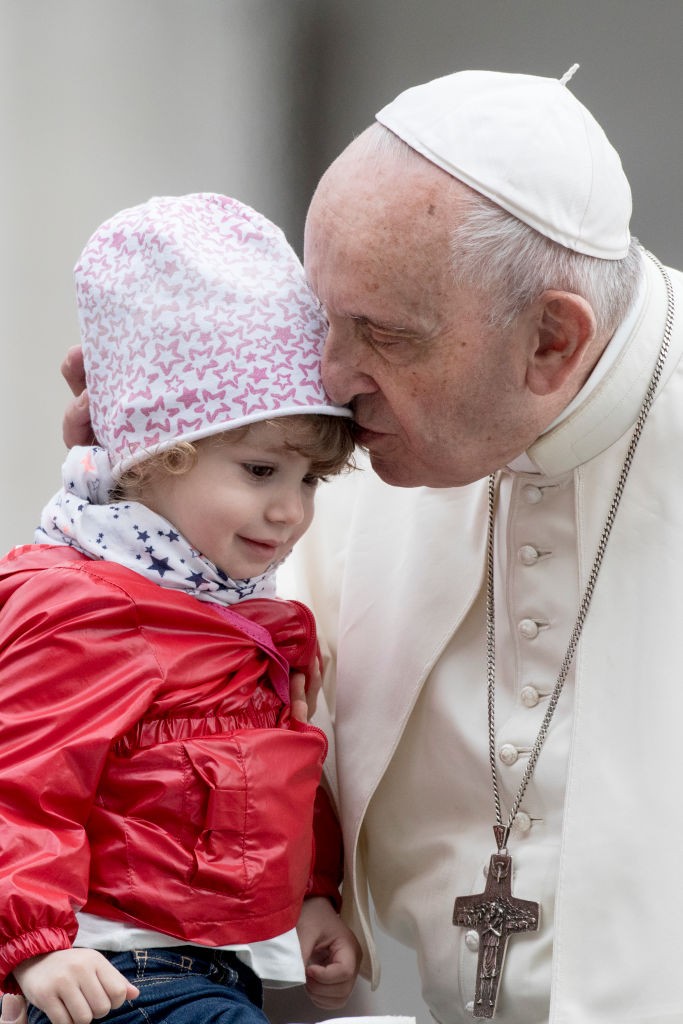 „Irtsuk ki a közöny és az önzés gonoszságát! Élesszük fel a reményt egy új, igazságosabb, testvériesebb emberiségnek, amelyben mindenki otthon érezheti magát!” – Ferenc pápa szavai arra hívnak, hogy ne fordítsuk el a fejünket a világ gondjai elől. Az együttérzés, az igazságosság és a befogadás lehetnek azok az alapok, amelyekre egy valóban emberibb jövőt építhetünk.