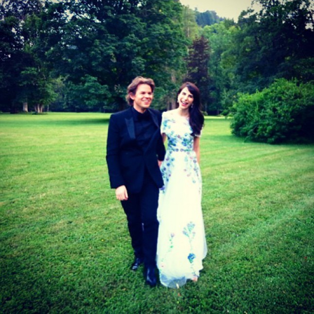 Caroline ezt a különleges ruhát vette át a Chanel helyett, melyet jó barátja, Christopher Kane tervezett számára.