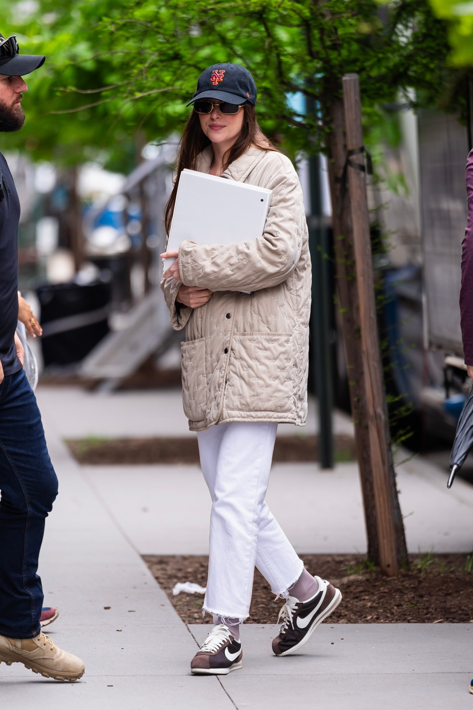 Dakota Johnson is szemet vetett a Nike Cortez cipőre