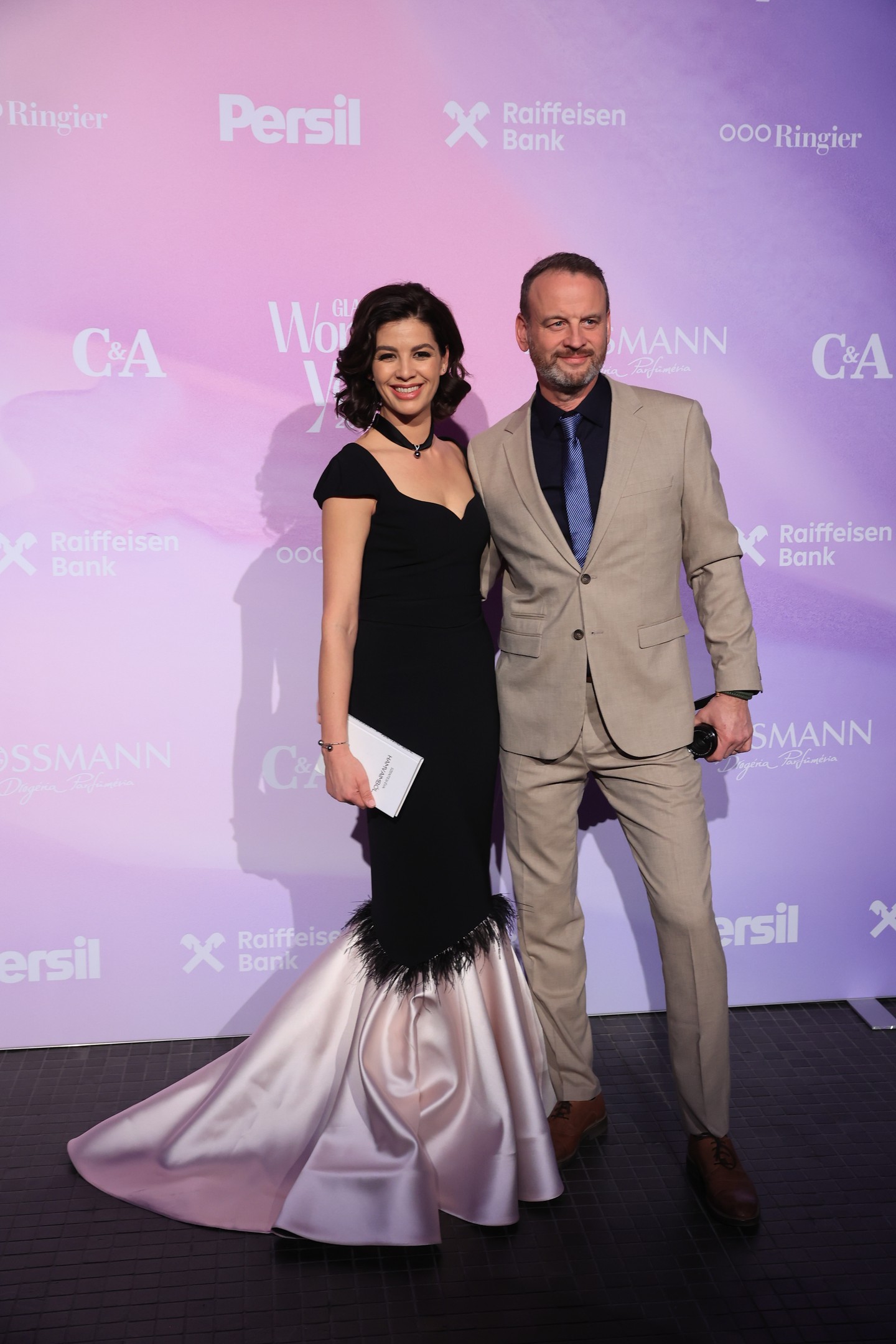 Ördög Nóra és férje, Nánási Pál kétségtelenül az est egyik legelegánsabb párja voltak. Nóra egy álomszép Merő Péter kreációban, férje pedig bézsszínű öltönyben és sötétkék ingben pózolt a kameráknak. 