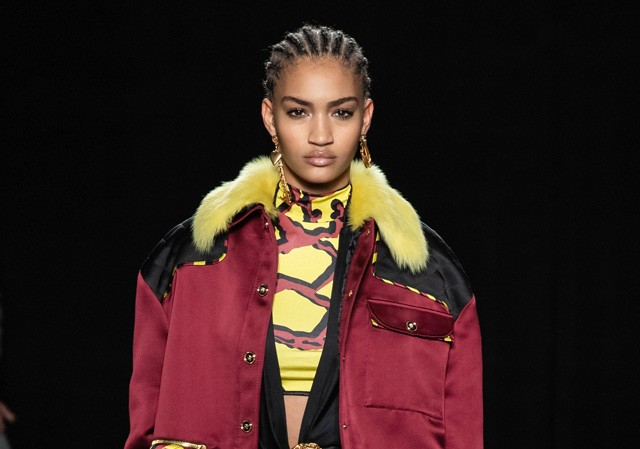 Anyelina Rosa a Versace kifutóján