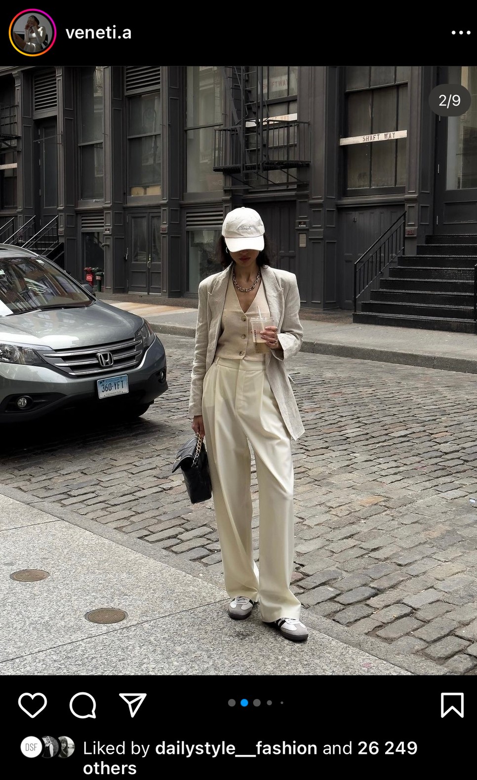 A bőszárú nadrág már nem csak a szívünkbe lopta be magát, hanem az irodába is